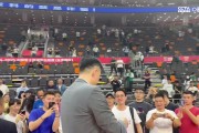 固定节目！赛后杜锋和现场球迷大合影❤️