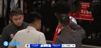 肩膀脱臼！刘炜：不希望你为了此役影响职业生涯 黑根斯：我能打