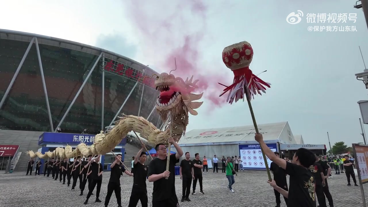 🔥火龙对决！广东男篮主场门外出现舞龙表演 场面十分震撼